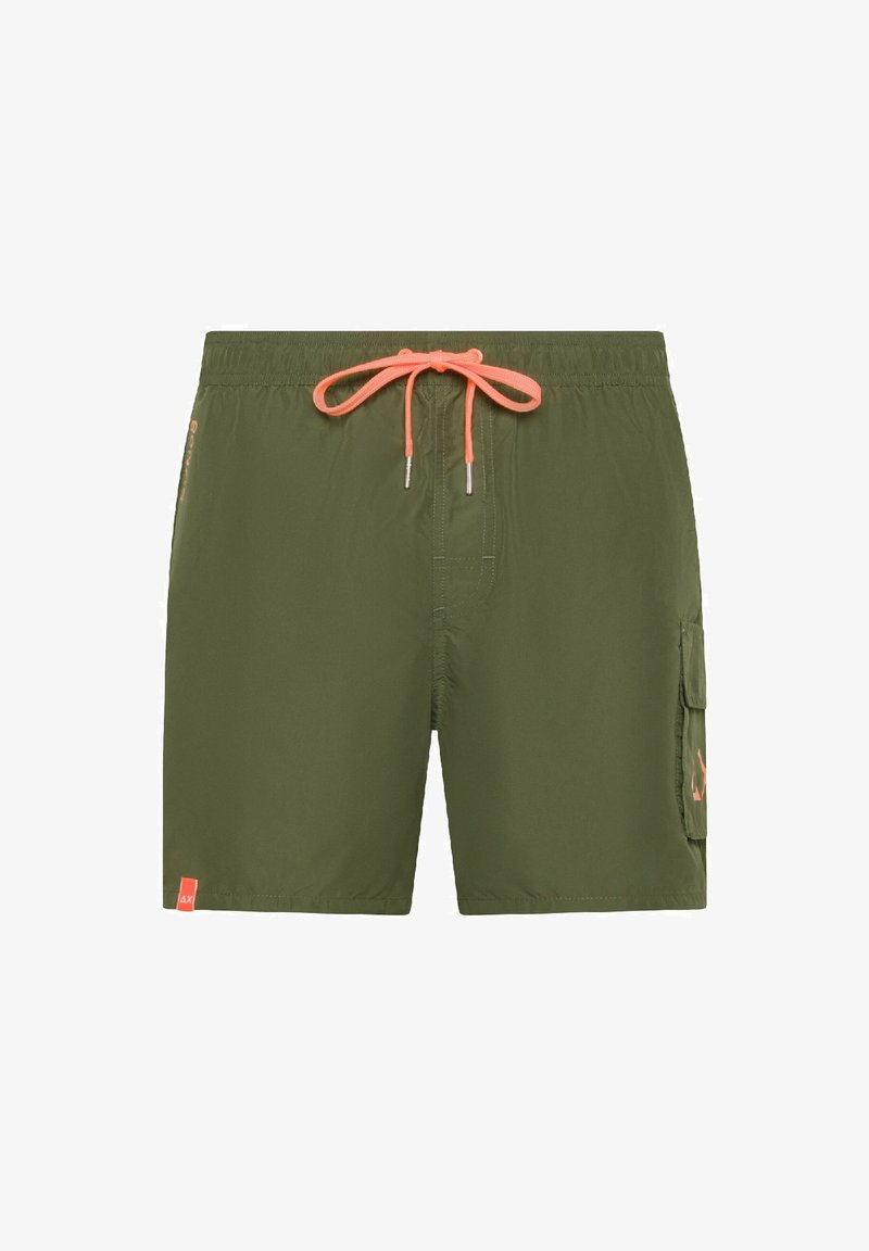 Pantaloni da bagno verdi realizzati in tessuto leggero, con cordino corallo, tasca cargo laterale e un discreto dettaglio del logo.