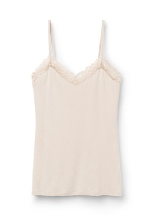 Béžová camisole s krajkovou lištou podél výstřihu do V a tenkými nastavitelnými ramínky na bílém pozadí.