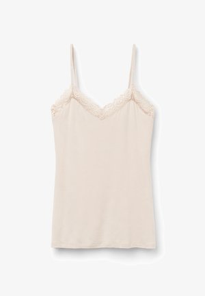 Béžová camisole s krajkovou lištou podél výstřihu do V a tenkými nastavitelnými ramínky na bílém pozadí.