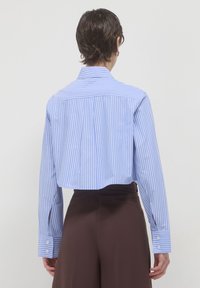 Calliope CROP A RIGHE - Camicia - var celeste