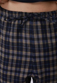 Tamsiai mėlynos ir auksinės spalvos pledo rašto kelnės su raišteliu liemens juostoje ir minkšta audinio tekstūra. Įtrauktas langelių raštas ir laisvalaikio dizainas.