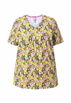 Kurzärmliges V-Ausschnitt-Shirt mit einem bunten Blumenmuster, das rosa, gelbe und weiße Blumen auf einem dunkelgrünen Hintergrund zeigt.