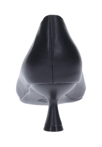 Scarpa con tacco alto in pelle nera, caratterizzata da un tacco stiletto affusolato, una texture liscia e un design a punta.