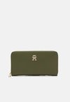 CHIC - Wallet - utility olive