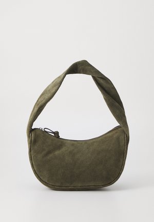 Bolso de hombro de ante verde oliva con forma curvada, acentos trenzados a lo largo de la costura y un cierre superior con cremallera. Textura suave.