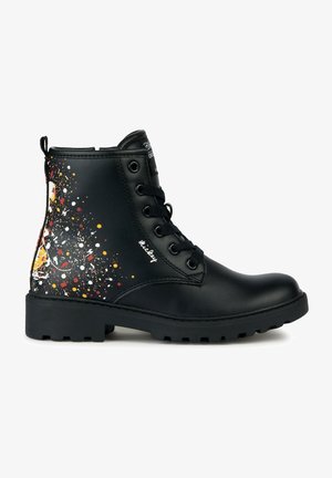 Bottine en cuir synthétique noir avec motif éclaboussé coloré, bout rond et lacets noirs. Semelle épaisse en caoutchouc pour une bonne adhérence et durabilité.