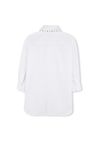 Λευκό πουκάμισο με κουμπιά, μακριά μανίκια, κλασικός γιακάς, πίσω μέρος με μικρές μαύρες κουκκίδες, λεία υφή, στρογγυλεμένο τελείωμα και μανσέτες με ένα κουμπί.