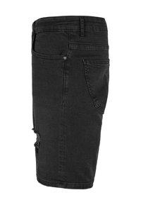 Shorts in denim nero con vestibilità comoda, caratterizzati da orlo sfrangiato e dettagli usurati. Design a cinque tasche con chiusura a bottone metallico.