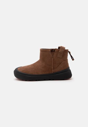 UGG, CLASSIC MINI OUTPOST - Зимни ботуши - dark chestnut