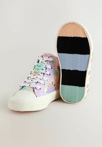 Sneakers basse colorate con un motivo pastello, dotate di un cappuccio in gomma bianco, design in tessuto a contrasto e suola multicolore testurizzata.
