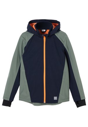 Veste à capuche avec devant bleu marine et manches vertes, avec une fermeture éclair orange et une doublure intérieure de la capuche, ainsi que des poignets noirs.