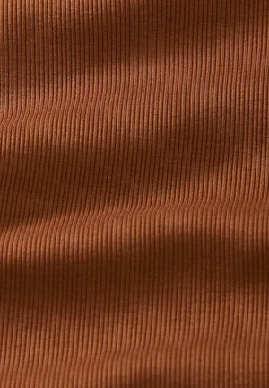 Brauner, gerippter Stoff mit feinen vertikalen Linien und sanften Falten, die Licht- und Schattenvariationen über die Textur erzeugen.