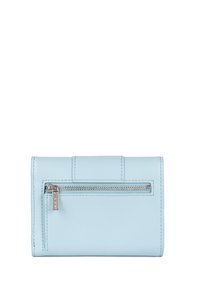Portafoglio in pelle azzurro chiaro con tasca con zip e dettagli cuciti. Forma rettangolare compatta con superficie liscia e accessori in metallo argento.