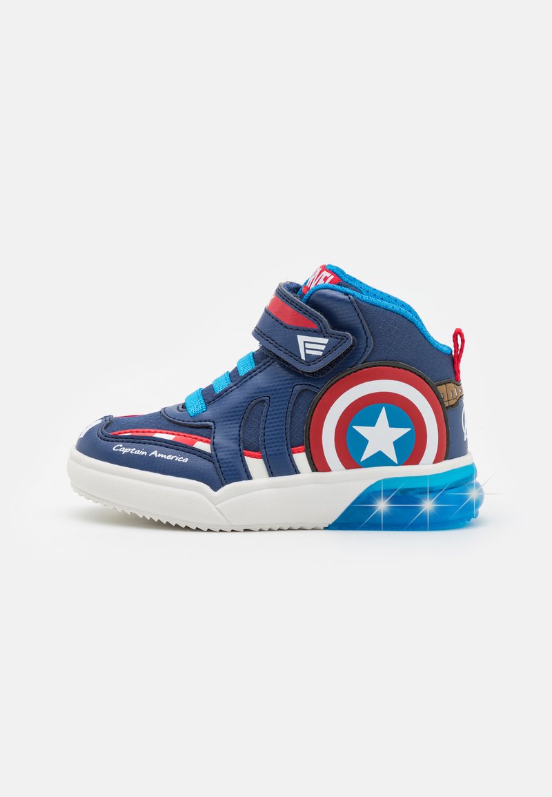 Tenis de cano alto azuis com um design do Capitão América, detalhes em vermelho e branco, colarinho acolchoado, tira de Velcro e sola que ilumina.