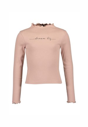 T-shirt à manches longues côtelé rose clair avec des bords à volants et la phrase "dream big" écrite en cursive sur la poitrine.