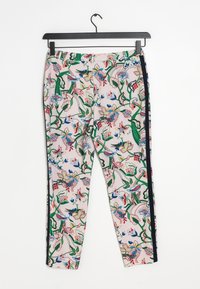 Leggings à motifs floraux avec une base rose clair, des vignes vertes et des accents multicolores. Dotés d'une bande noire contrastante sur le côté.
