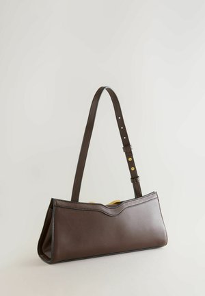 Hnědá kožená kabelka s vlnitým horním okrajem, nastavitelným popruhem a doplňky ze zlatého kovu. Hladká textura a kompaktní design.