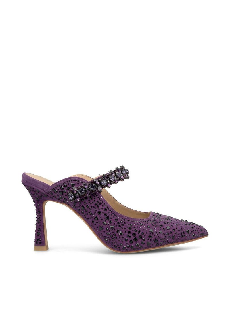 Scarpa con tacco alto viola, punta affilata, intagli decorativi e dettaglio con cinturino di perline. Presenta una finitura in suede texturizzato e un sottile tacco a stiletto.