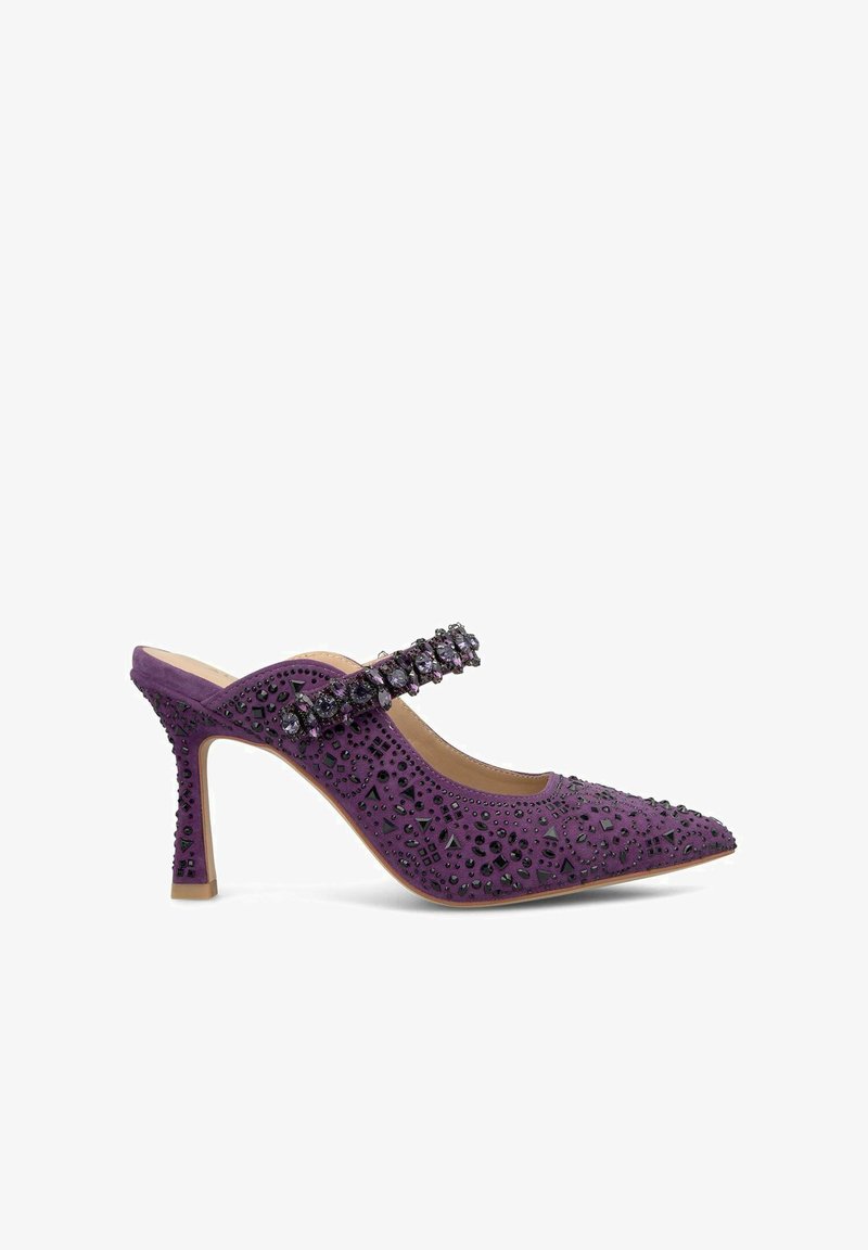 Scarpa con tacco alto viola, punta affilata, intagli decorativi e dettaglio con cinturino di perline. Presenta una finitura in suede texturizzato e un sottile tacco a stiletto.