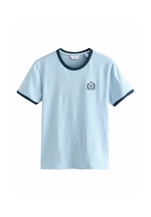 Lyseblå bomulds t-shirt med en marineblå ribbet rund halsudskæring og ærmer, samt et lille broderet logo på brystet.