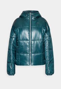 Tyrkysová pufová bunda so lesklým povrchom, s kapucňou, predným zipsom a elastickými manžetami. Zachytená z čelného pohľadu.