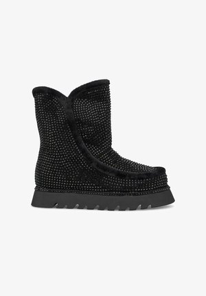 Bottines noires avec une doublure en fourrure douce, recouvertes de strass noirs, dotées d'une semelle en caoutchouc et d'un motif de semelle texturé.