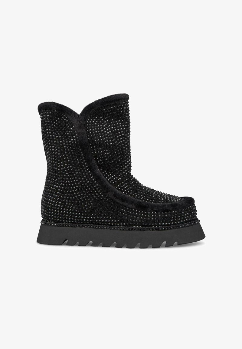 Botas negras hasta el tobillo con un suave forro de piel de borrego, cubiertas de rhinestones negros, con una suela de goma y un patrón de tread texturizado.
