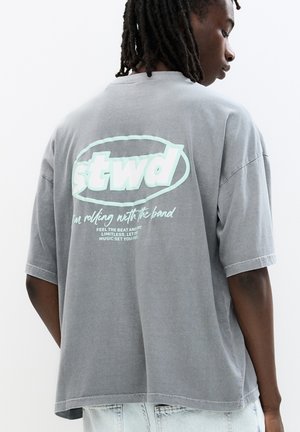 PULL&BEAR FADED SHORT SLEEVE STWD - Print T-shirt - grey