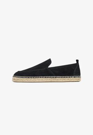Zwarte suède slip-on espadrille met gevlochten jute zool en lage hak, detail met zijnaad en trek lus bij de hiel.