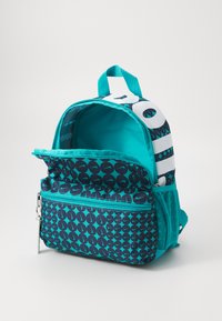 Μικρός σακίδιο σε τιρκουάζ και σκούρο μπλε με κυκλικό σχέδιο. Διαθέτει κλειστή μπροστινή τσέπη με φερμουάρ και πλέγματική θήκη στο πλάι. Ανθεκτικός ύφασμα.