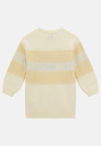 Maglione crema con audaci righe orizzontali in giallo chiaro e beige morbido. Polsini e orlo a coste, con scollatura a girocollo.