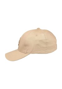 Cappellino da baseball in cotone beige con pannelli cuciti, occhielli di ventilazione e visiera curva, mostrato dal lato sinistro su uno sfondo bianco.