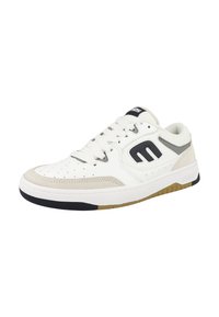 Bílé tenisky s šedými a námořnickými akcenty, z koženého a semišového materiálu, perforovanou špičkou, plochými tkaničkami a gumovou podrážkou v béžové a černé barvě.