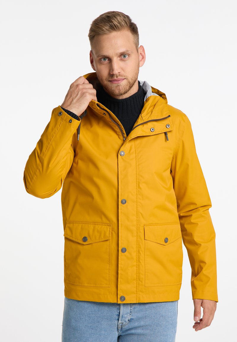 Giacca gialla impermeabile con cappuccio, fodera grigia, chiusura con zip e due tasche frontali. Texture liscia con bottoni a pressione visibili.