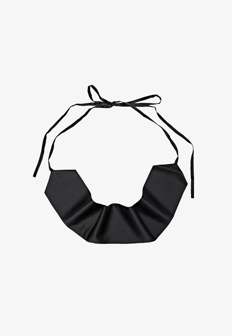 Col en satin noir avec un design structuré, présentant une forme angulaire et des lanières réglables à nouer. Texture lisse avec une finition brillante.