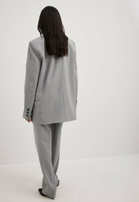 NA-KD Korte frakker - grey