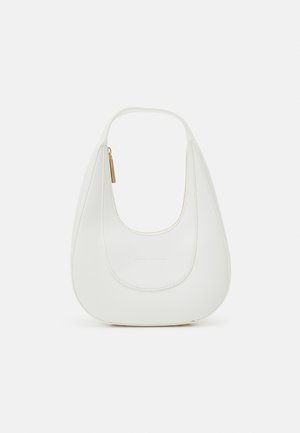 Witte leren handtas met een afgeronde silhouet, een enkele schouderband en goudkleurige metalen accenten. Heeft een gladde textuur en subtiele branding.