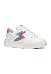 Białe sneakersy z teksturowaną gumową podeszwą, z różowym i tęczowym brokatowym akcentem w zygzak na zewnętrznej stronie oraz z przodem na sznurowadła.