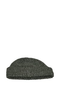 Cappello di lana lavorato a maglia di colore grigio scuro con risvolto, esposto su uno sfondo bianco.