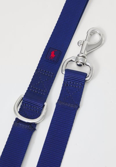 Guinzaglio per animali in nylon blu navy con clip in metallo argento e anello a D. Presenta una toppa con logo rosso e una trama resistente intrecciata.