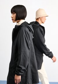 Rains UNISEX - Vandeniui atspari striukė - black