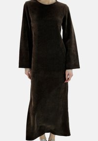 Braunes, langärmliges Kleid aus weichem, strukturiertem Stoff. A-Linien-Form mit rundem Ausschnitt und bodenlangem Saum.
