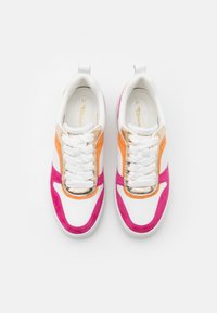 Weiße Sneakers mit pinken, orangefarbenen und goldenen Akzenten. Verfügt über eine Mischung aus glatten und Wildledertexturen, mit einer runden Zehenpartie und Schn�ürdesign.