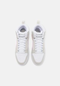 Baskets montantes présentant un dessus en cuir blanc avec des accents gris et rose. Boîte à orteils perforée et lacets avec une languette au talon.