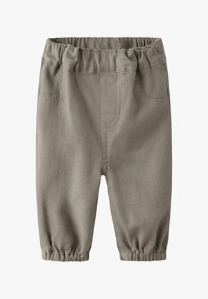 Pantalones de talle elástico color marrón claro para niños pequeños, con dos bolsillos delanteros y puños elásticos en los tobillos.