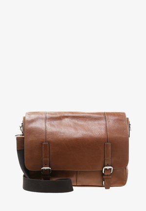 Sac en bandoulière en cuir brun avec un rabat, deux sangles ajustables, une surface texturée et une sangle d'épaule amovible.