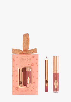 Kit per labbra lucido con confezione rosa e dettagli dorati. Include una matita per labbra e un rossetto liquido, entrambi in una tonalità di rosa media.