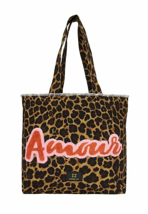 Torba typu tote z brązowym i czarnym nadrukiem w panterkę, różowymi i pomarańczowymi teksturowanymi literami "Amour" oraz podwójnymi uchwytami do noszenia.