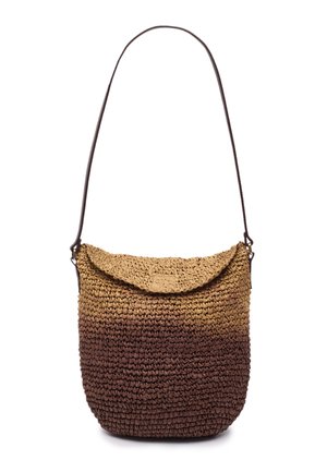 Geflochtene Umhängetasche mit Farbverlauf von Hellbraun oben zu Dunkelbraun unten, mit Klappe und dünnem Riemen.