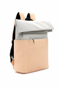 Rucksack mit einem grauen Umklappdeckel und einem pfirsichfarbenen Körper. Glatte Textur, Reißverschluss-Vortasche, verstellbare schwarze Träger, minimalistisches Design.